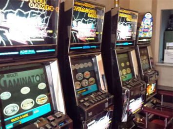 Hoții au dat lovitura la o sală de jocuri din Ovidiu Hoții au dat lovitura la o sală de jocuri din Ovidiu