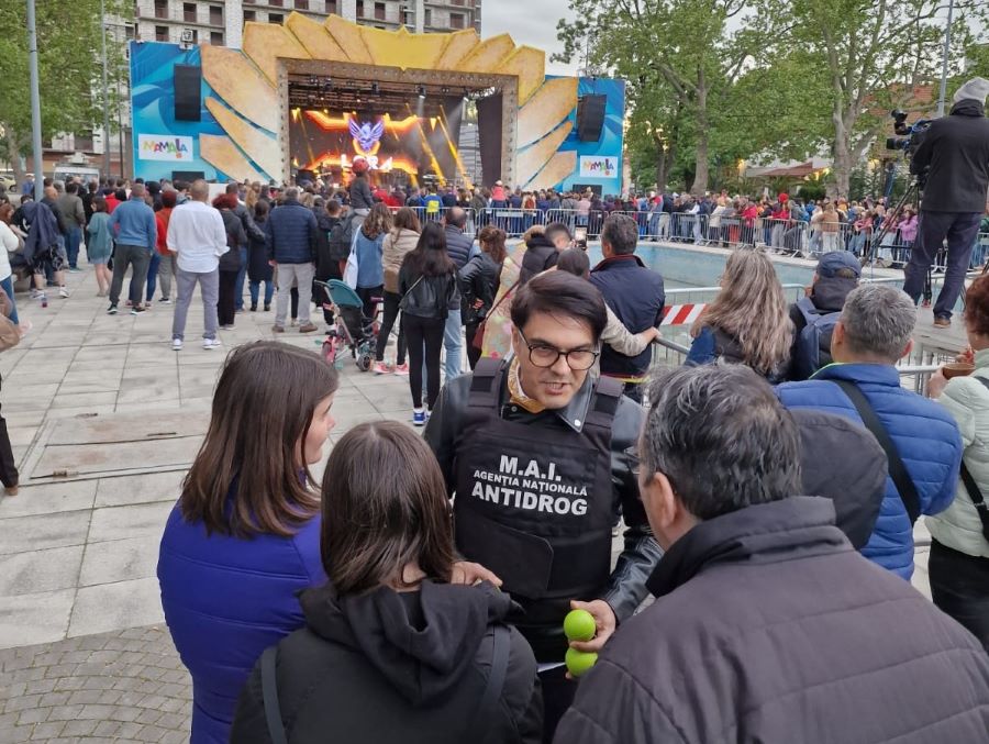 Specialiștii care se ocupă de prevenirea drogurilor sunt prezenți în stațiunile de pe litoral.