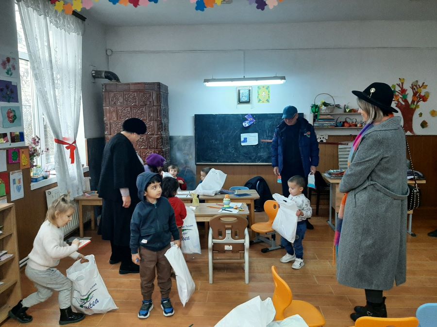 Moș Nicolae aduce bucurie copiilor din Cerna și Carcaliu, județul Tulcea Moș Nicolae aduce bucurie copiilor din Cerna și Carcaliu, județul Tulcea