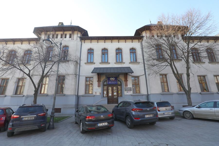 Lucrările de modernizare începute la Colegiul Național „Mihai Eminescu” stârnesc curiozitatea comunității