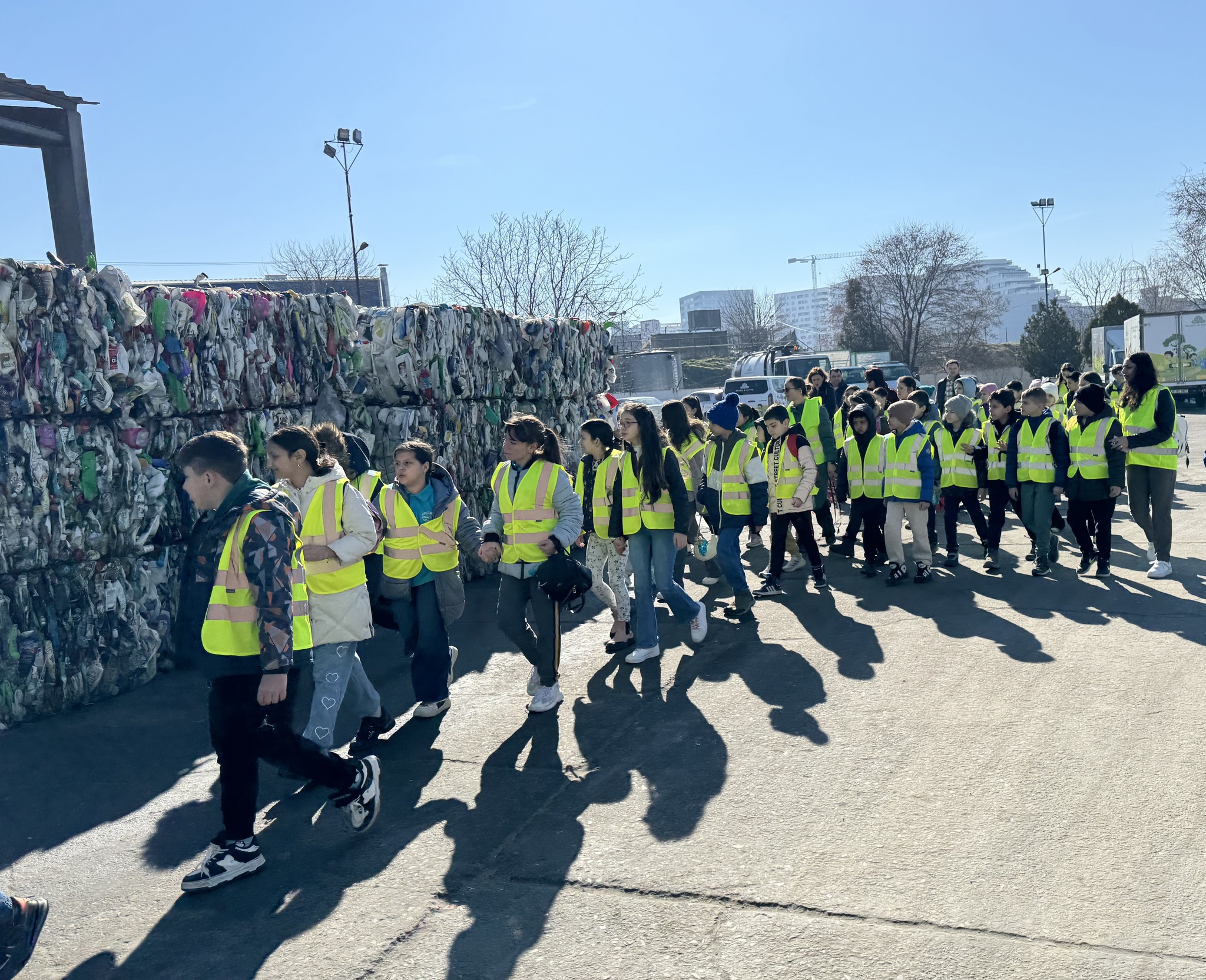 Elevii învăță despre reciclare la stația de sortare din oraș Elevii învăță despre reciclare la stația de sortare din oraș