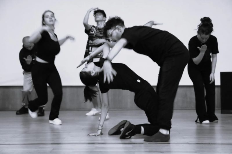 „SEAS 2025 - „3 D.A.R.E.”: Un spectacol multimedia inedit de Teatru-Dans în Limba Semnelor” „SEAS 2025 - „3 D.A.R.E.”: Un spectacol multimedia inedit de Teatru-Dans în Limba Semnelor”