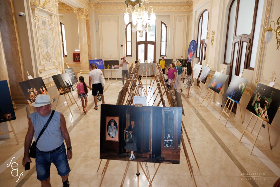 Expoziția dedicată lui Silviu Purcărete, celebrând 50 de ani de teatru, se deschide la Cazinoul din Constanța Expoziția dedicată lui Silviu Purcărete, celebrând 50 de ani de teatru, se deschide la Cazinoul din Constanța