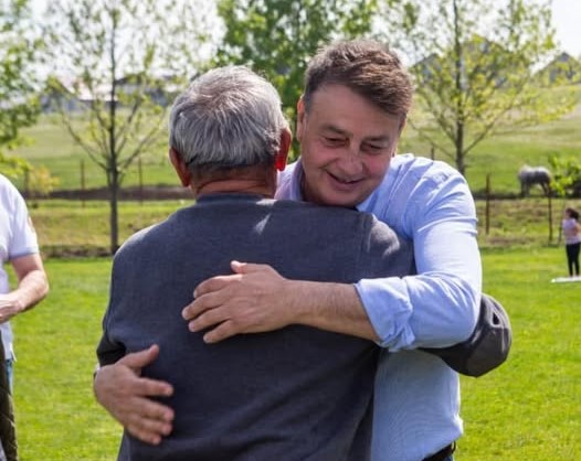 Florin Mitroi refuză să se predă și rămâne neclintit. Florin Mitroi refuză să se predă și rămâne neclintit.