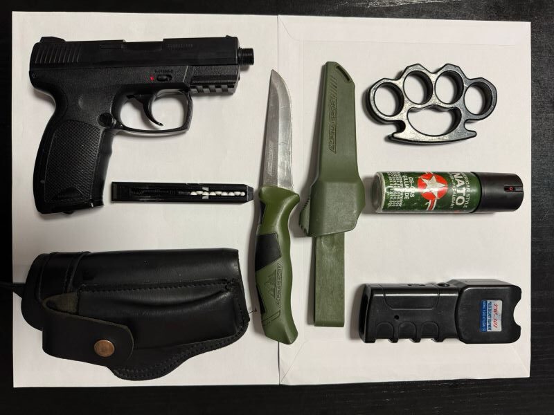 Descoperirea unor obiecte periculoase la un bărbat în apropierea gării CFR Constanța Descoperirea unor obiecte periculoase la un bărbat în apropierea gării CFR Constanța