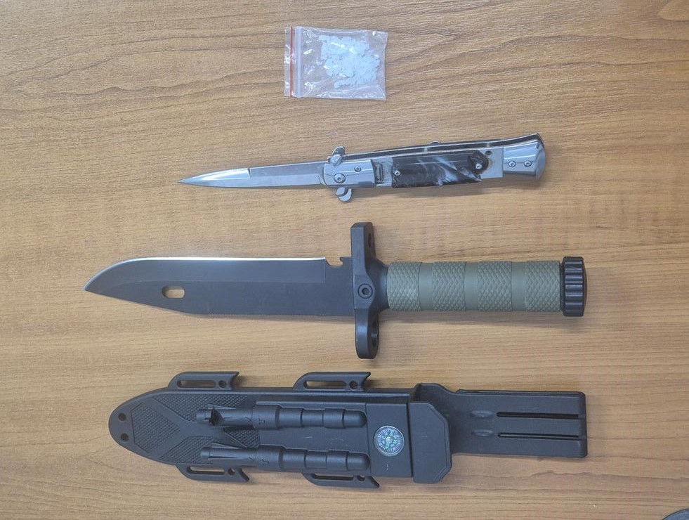 Tineri din Constanța prinși cu arme și substanțe interzise de către jandarmi Tineri din Constanța prinși cu arme și substanțe interzise de către jandarmi