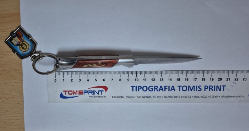 Bărbat prins cu un cuțit de 17 cm într-o sală de jocuri din Constanța Bărbat prins cu un cuțit de 17 cm într-o sală de jocuri din Constanța
